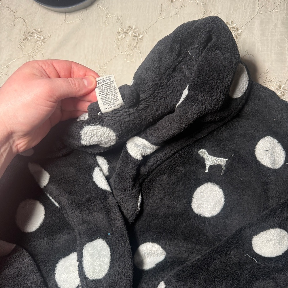vintage 2010s victoria’s secret PINK black + white polka‑dot fleece robe – m/l - Picture 4 of 7